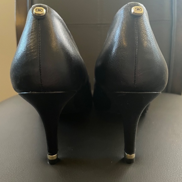 Bandolino, peep toe shoe in black, size 9 - Picture 3 of 3